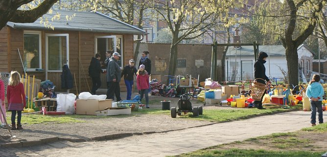 Fr&uuml;hjahrsputz im Montessori Kinderhaus (Foto: Sabine Dre&szlig;ler)