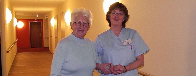 Pflegehelferin Pia Reinsch mit Anna Wengemut, die schon  im November des Vorjahres in das Heim gezogen war. (Foto: Kurt Frank)