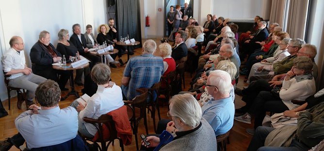 Viel Publikum bei der sogenannten Pressekonferenz (Foto: nnz)