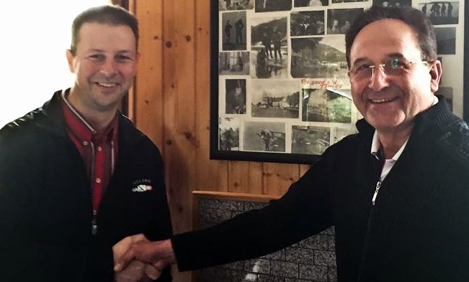 Haake &uuml;bergibt an Menzel (links) (Foto: privat)