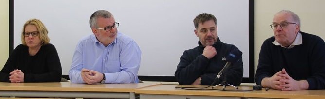 B&uuml;rgermeisterin Jutta Krauth bei einer Pressekonferenz nach dem Erdfall im Februar dieses Jahres (Foto: nnz)