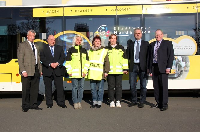 Olaf Salomon, Heiko R&ouml;der, die Schulbusbegleiter Diana Friedrichs (Grundschule Niedersachswerfen), Heike Schulz (Grundschule Bleicherode) und Nicole Mach (Grundschule Klettenberg), Dieter K&ouml;hler und Thorsten Schwarz (Foto: Pressestelle Landratsamt)
