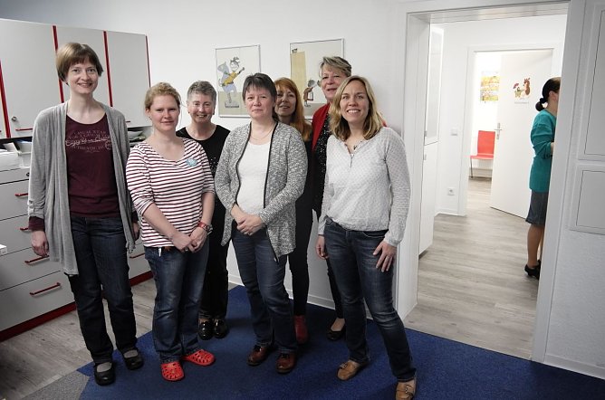 Freuen sich &uuml;ber ihre neuen R&auml;umlichkeiten - das Team der Kinderarztpraxis von Claudia Terschluse-Knabe und Thekla H&ouml;pker (Foto: St&auml;dtische Wohnungsbaugesellschaft Nordhausen)
