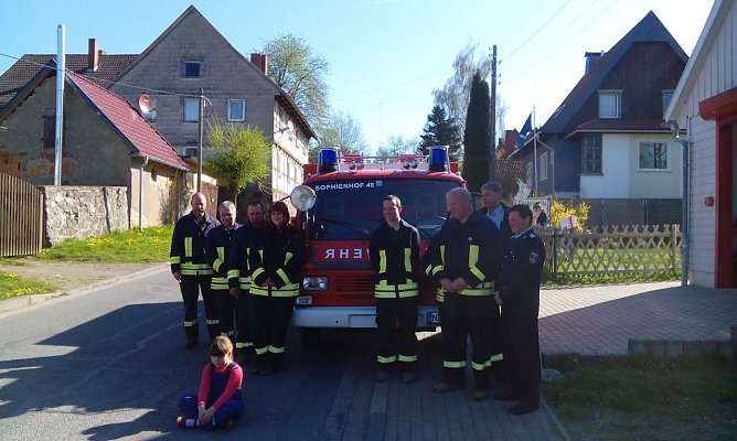 Fahrzeug &uuml;bergeben (Foto: privat)