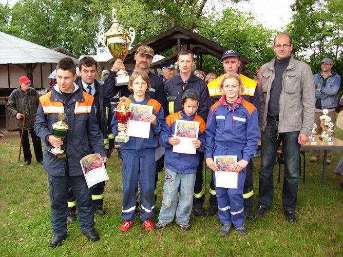Die Sieger und der B&uuml;rgermeister (Foto: Feuerwehr)