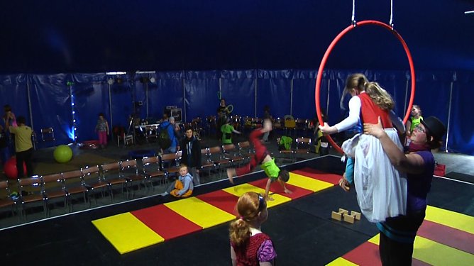 Erste Proben im neuen Zelt - die Zappelinis erkundeten gestern das neue Nordh&auml;user Zirkuszelt (Foto: Angelo Glashagel)