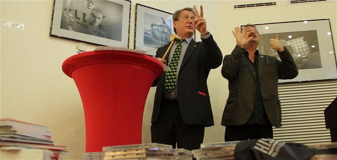 Versteigerung f&uuml;r den Nordh&auml;user Jazzclub in der Kreissparkasse (Foto: Angelo Glashagel)