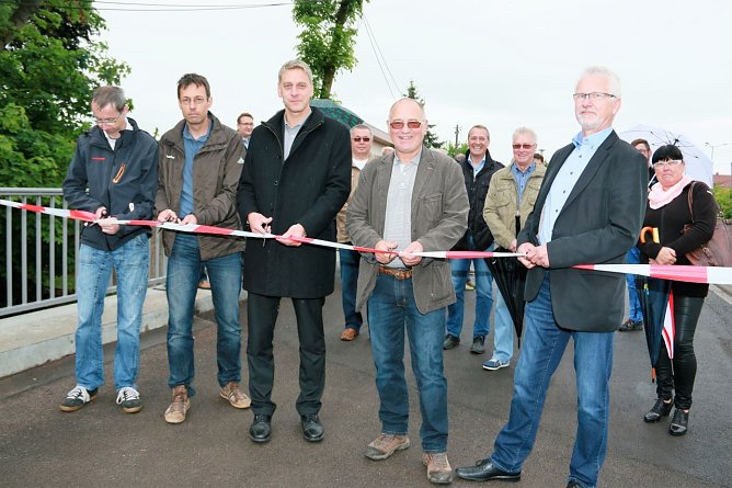 Heiko Hedderich (IBP Sondershausen), Bauleiter Ren&eacute; Dornieden, Harztor-B&uuml;rgermeister Stephan Klante, Ortschaftsb&uuml;rgermeister Hartmut Sauermann und Franz Rohmund vom Stra&szlig;enbauamt Nordth&uuml;ringen er&ouml;ffnen die neue Bere-Br&uuml;cke in Ilfeld. Foto: Gemeinde Harztor (Foto: Gemeinde Harztor)