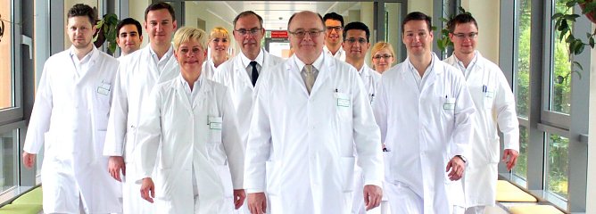 Der Chefarzt (Bildmitte) und sein Team (Foto: SHK)