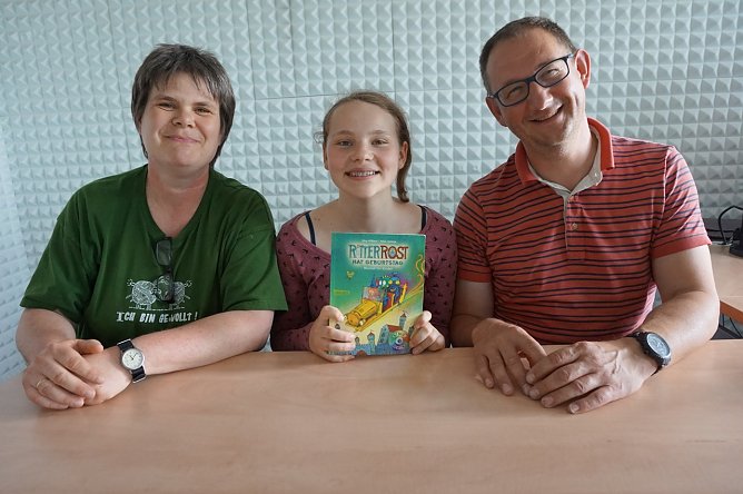 Organisatorin Ulrike Tuschy, Dirk Wagerhagen und Neele Boer, die den Feuerdrachen Koks spielt, gaben nun auch ihr erstes Radiointerview f&uuml;r ENNO (Foto: Sandra Witzel)