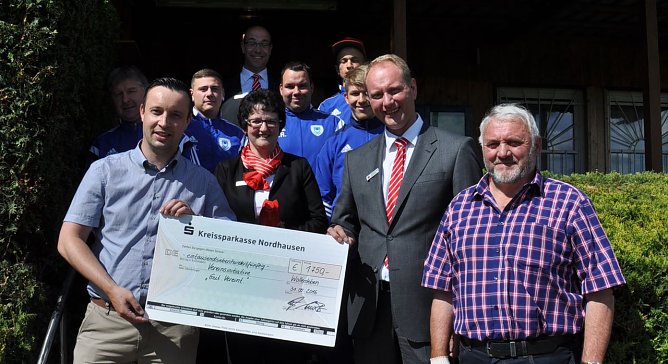 Scheck &uuml;bergeben (Foto: KSK)