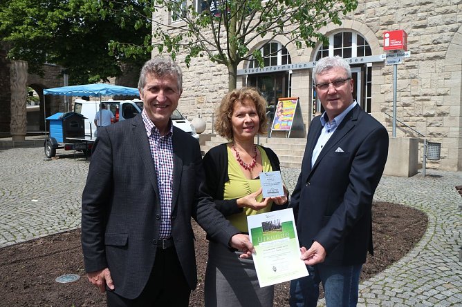 Oberb&uuml;rgermeister Dr. Klaus Zeh, Gabriele Morbach und Wolfgang Linz begr&uuml;&szlig;ten den gr&uuml;nen Nachbarn auf dem Rathausplatz (Foto: Angelo Glashagel)