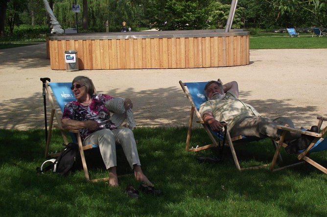 Tierarzt Dr. Kurt Glatz und Ehefrau im Liegestuhl nach Landesgartenschau-Rundgang. (Foto: Kurt Frank)