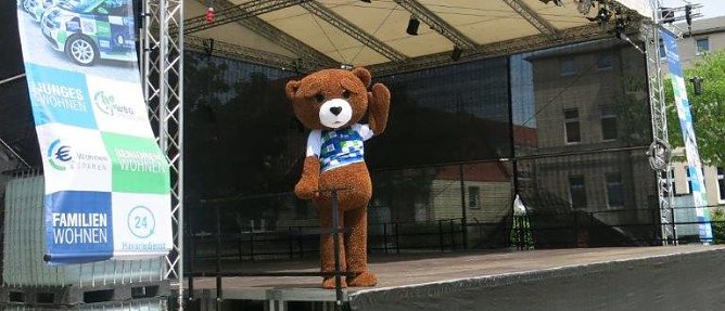 Der WBG-B&auml;r pr&uuml;ft die gro&szlig;e B&uuml;hne (Foto: WBG)