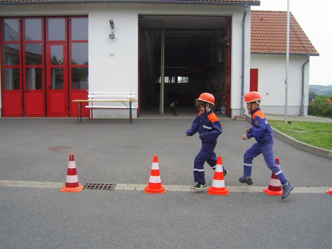 w&ouml;lf Kinder aus den Jugendfeuerwehren Bleicherode, Kleinwerther und Kleinfurra-R&uuml;xleben legten ihr Leistungsabzeichen der Th&uuml;ringer Jugendfeuerwehr f&uuml;r die Altersklasse 6-9 Jahre in Gold" auf dem Gel&auml;nde der Freiwilligen Feuerwehr Bleicherode ab, um zu zeigen, was sie im letzten dreiviertel Jahr so alles dazugelernt hatten. (Foto: Pressestelle Landratsamt Nordhausen)