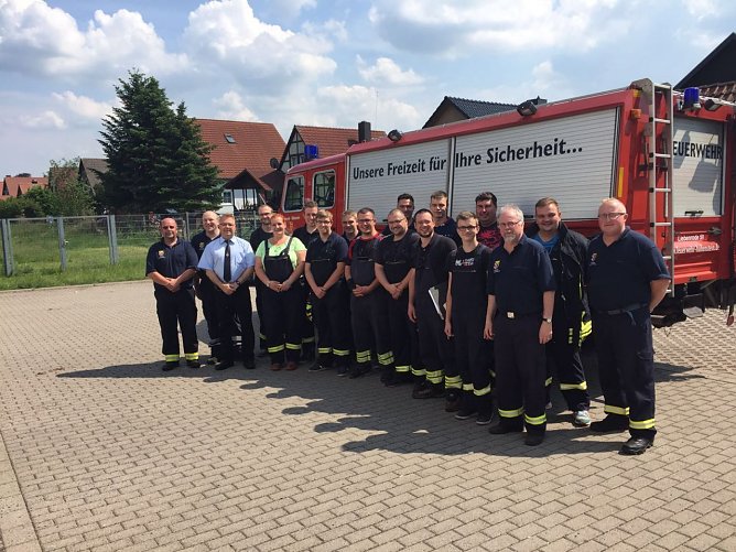 Eine Feuerwehrfrau und ihre m&auml;nnlichen Kameraden kamen aus den Wehren: Bleicherode, Ellrich, Gro&szlig;- und Kleinwerther, Heringen, Ilfeld, Lipprechterode, Neustadt/Osterode, Niedersachswerfen, Petersdorf, S&uuml;lzhayn und Woffleben.  (Foto: Kreisfeuerwehrverband Nordhausen e.V.)