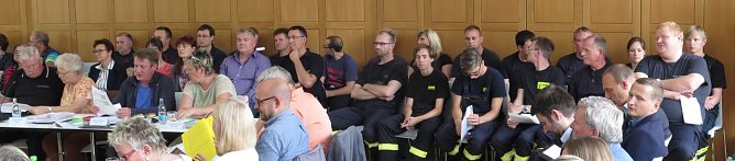 Viele Kameraden der Feuerwehren wollte heute live dabei sein (Foto: nnz)