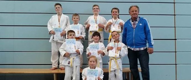 Randy Aderhold, Johannes Steinecke, Lucas Schuller, Josefine Erdmann, Kai Eichhorn, Amelie Grams, Markus Erdmann, Trainer Waldemar Benndorf, Emilia B&uuml;hling (Foto: privat)