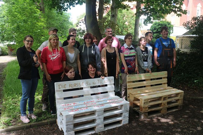 Die Klasse 8a der Nordh&auml;user Pestalozzi-Schule mit Helfern und Unterst&uuml;tzern vor ihren selbst gebauten M&ouml;belst&uuml;cken (Foto: Angelo Glashagel)