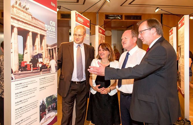 25 Jahre Volldampf in Freiheit in Berlin: HSB-Gesch&auml;ftsf&uuml;hrer Matthias Wagener (rechts) erl&auml;utert Sachsen-Anhalts Verkehrsminister Thomas Webel (2. von rechts), der Bundestagsabgeordneten Heike Brehmer sowie Nordhausens Landrat Matthias Jendricke die Ausstellung (Foto: HSB/Dirk Bahnsen)