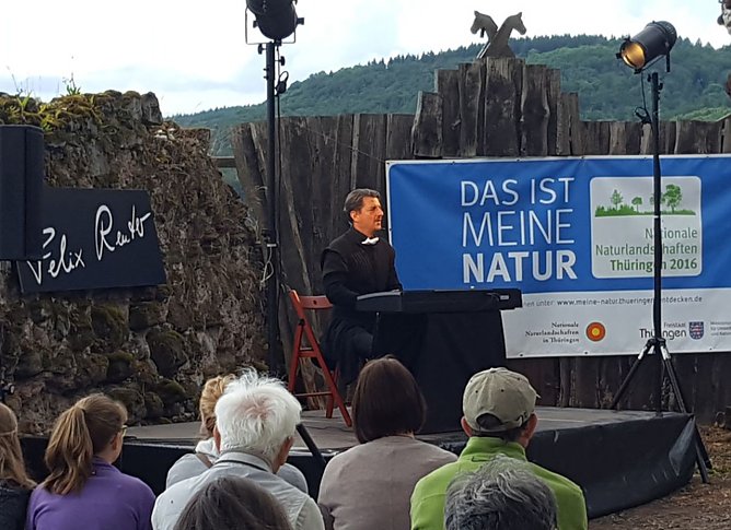 Pianist Felix Reuter auf der Burgruine Hohenstein (Foto: Naturpark Südharz) Pianist Felix Reuter auf der Burgruine Hohenstein (Foto: Naturpark Südharz)