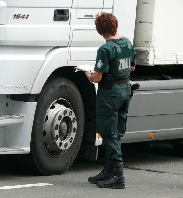 Zoll kontrolliert (Foto: Zoll)