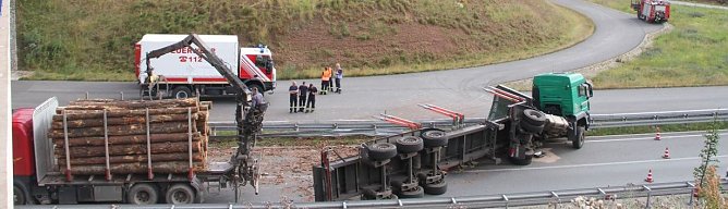 Verungl&uuml;ckter Laster (Foto: nnz)