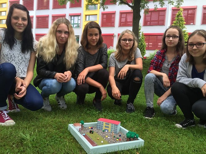 Ellrichs Regelsch&uuml;ler versuchten sich an kreativer Betonkunst (Foto: Manuela Dilbins)