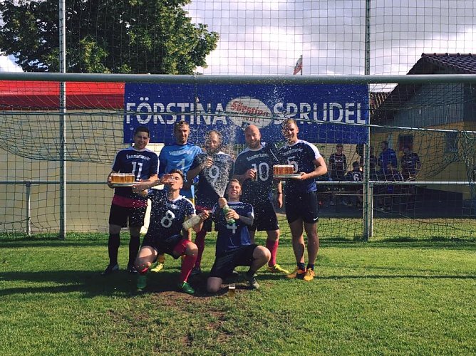 Die "Kornst&auml;dter" feiern ihren Sieg (Foto: M. Schulze)