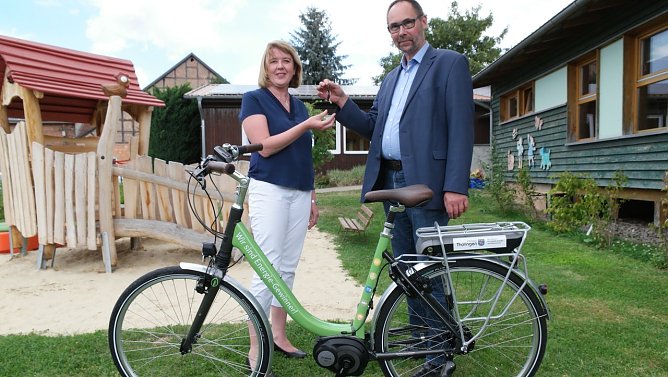 M&ouml;ller &uuml;bergibt die "Z&uuml;ndschl&uuml;ssel" f&uuml;r das E-Bike (Foto: nnz)