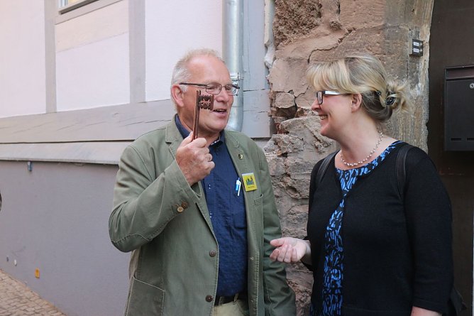 SWG Chefin Inge Klaan &uuml;bergab den Schl&uuml;ssel an die Winfried Wehrhahn von der Stadt- und G&auml;stef&uuml;hrergilde (Foto: Angelo Glashagel)