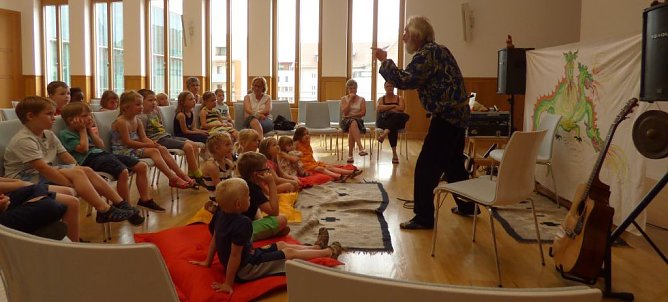 Bibliotheksp&auml;sse &uuml;bergeben (Foto: Stadt Nordhausen)