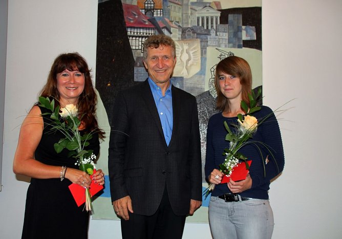Oberb&uuml;rgermeister Dr. Klaus Zeh hat heute Charlyn Rieger und Andrea Wilke zu ihrer erfolgreich abgeschlossenen Ausbildung gratuliert. (Foto: Ilona Bergmann, Pressestelle Stadt Nordhausen)