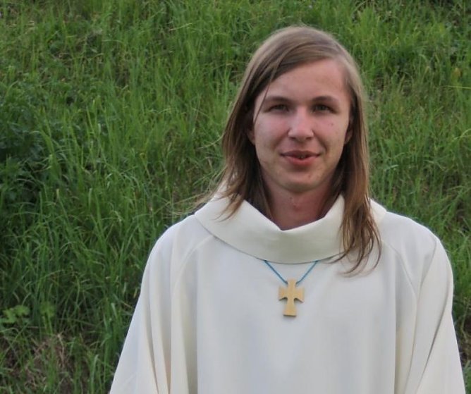 Pater Pire (im Theater gespielt von Jonathan von Biela) wurde 1910 in Belgien geboren. (Foto: R&uuml;diger Neitzke)