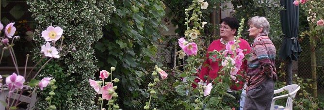 Gern zeigt die Buchhalterin Besuchern ihren Garten. (Foto: Kurt Frank)