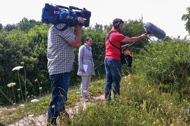 Team des ZDF um Redakteurin Carina K&ouml;rner bei Dreharbeiten am Winkelberg in der R&uuml;digsdorfer Schweiz. (Foto: T. Kerwitz)