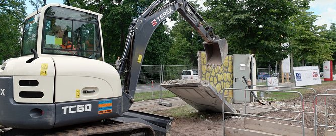 Abriss zum offiziellen Auftakt der Arbeiten (Foto: nnz)