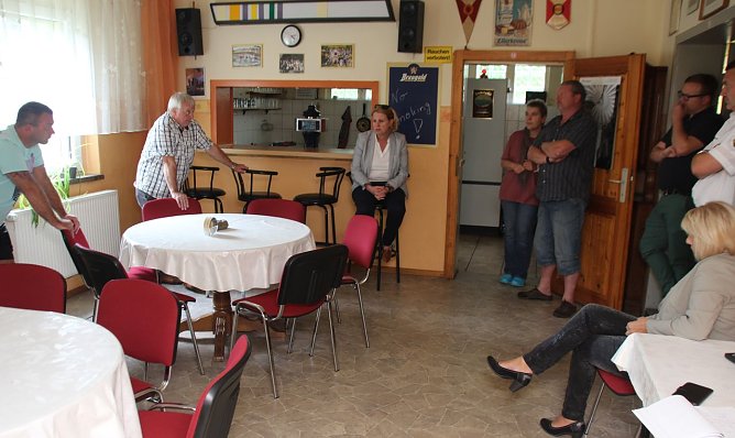 Besuch im Jugendclub (Foto: P. Grabe, Pressestelle Rathaus)