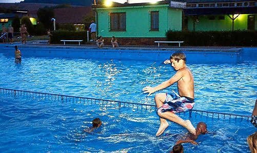 Wasserspa&szlig; im Flutlicht - das Salzaquellbad macht zum zweiten Mal die Lichter an (Foto: Badehaus Nordhausen)