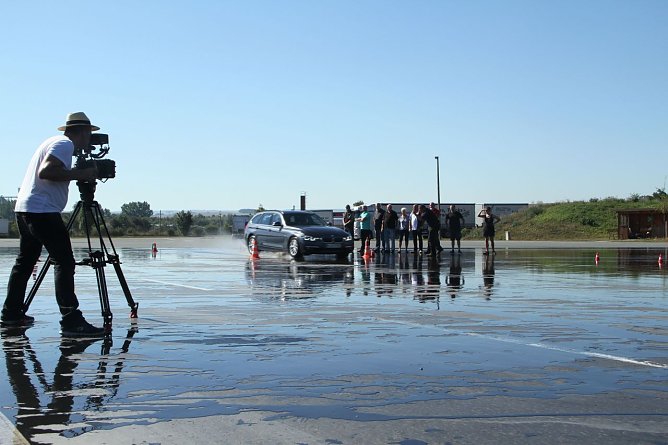 Sicherheit fängt im Kopf an - Drehtag auf dem Autodrom (Foto: Angelo Glashagel) Sicherheit fängt im Kopf an - Drehtag auf dem Autodrom (Foto: Angelo Glashagel)