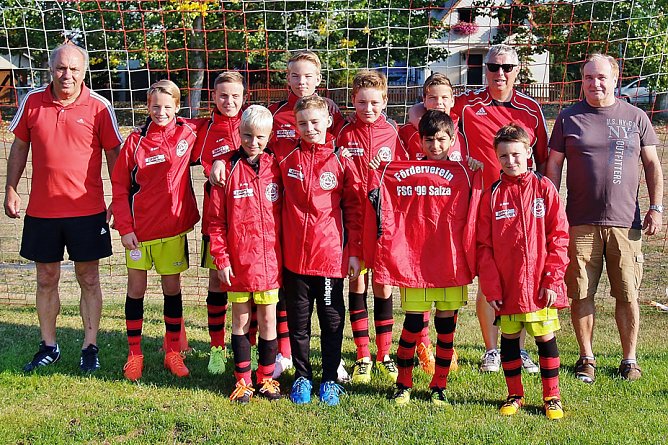 Neue Regenjacken &uuml;bergeben (Foto: Klaus Pfand)