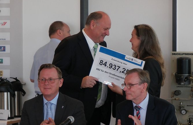 Scheck &uuml;bergeben (Foto: nnz)