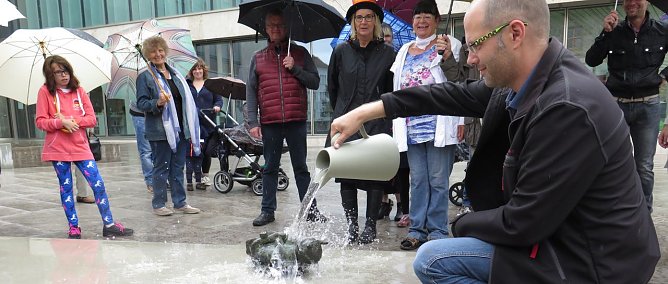 Holger Richter tauft den "Demokratikus" (Foto: nnz)