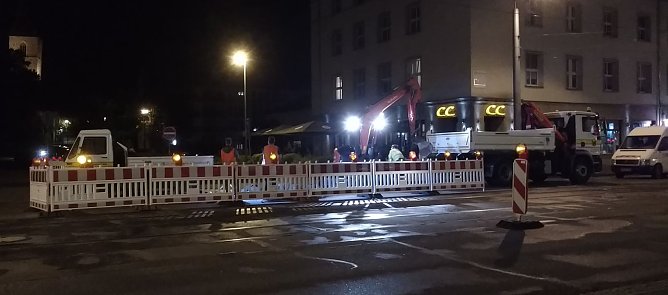 Arbeiten an einem Hydrant (Foto: Peter Blei)
