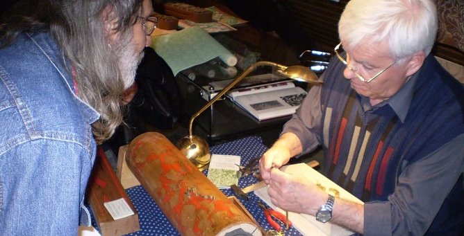 Ein Formstecher bei der Arbeit (Foto: Stadt Nordhausen)