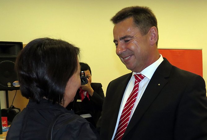 Der Kunst verbunden - Kunsthaus-Chefin Susanne Hinsching gratuliert (Foto: nnz)