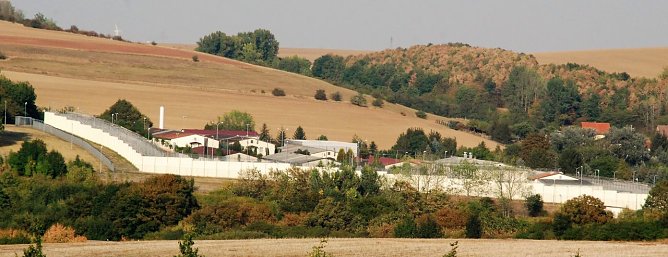 Die Justizvollzugsanstalt Volkstedt aus Richtung Helbra gesehen. (Foto: Jochen Miche)