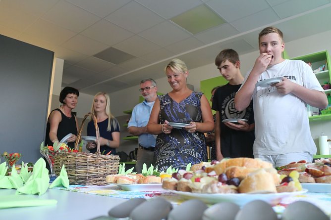 Die neue Lehrk&uuml;che f&uuml;r die Ellricher Regelschule wurde so eingeweiht wie es sich f&uuml;r eine gute K&uuml;che geh&ouml;rt (Foto: Angelo Glashagel)