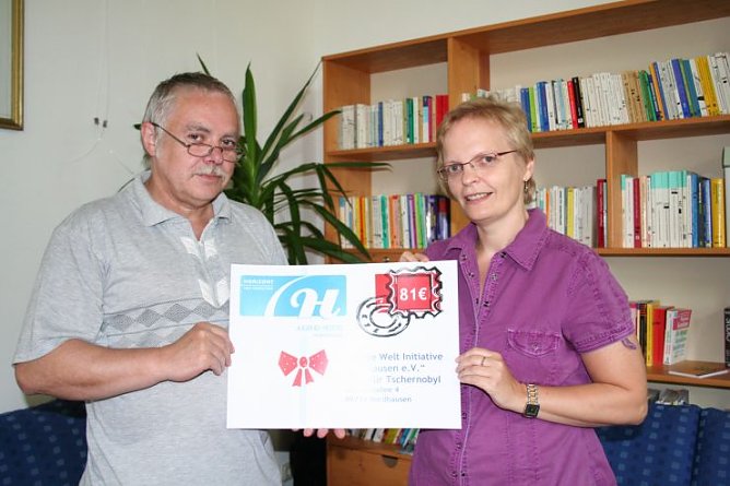 Dieter Spieß erhält von Angela Böning-Morig den symbolischen Scheck (Foto: Hellberg) Dieter Spieß erhält von Angela Böning-Morig den symbolischen Scheck (Foto: Hellberg)