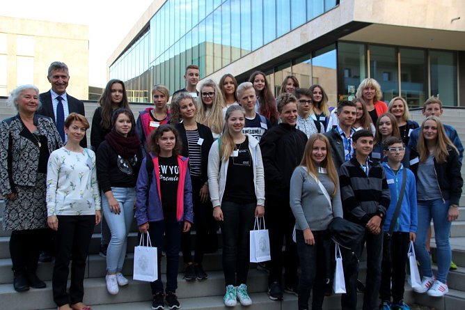 Zu einem kurzen Empfang im Nordh&auml;user Rathaus  hat heute Oberb&uuml;rgermeister Dr. Klaus Zeh 14 polnische Jugendliche mit ihren Lehrerinnen eingeladen, die im Rahmen eines Jugendaustausches mit der K&auml;the-Kollwitz-Schule eine Woche in Nordhausen weilen... (Foto: Pressestelle Stadt Nordhausen)